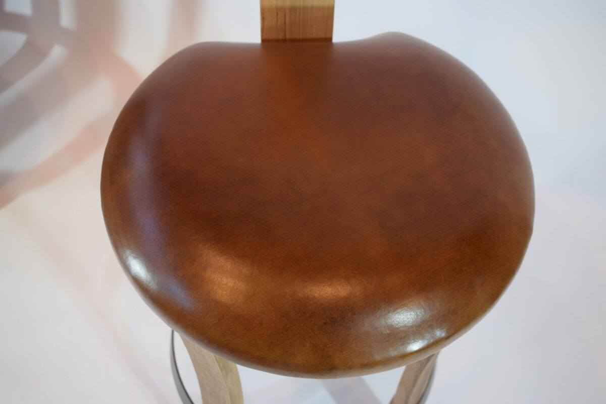asssise cuir sur chaise brut de fut