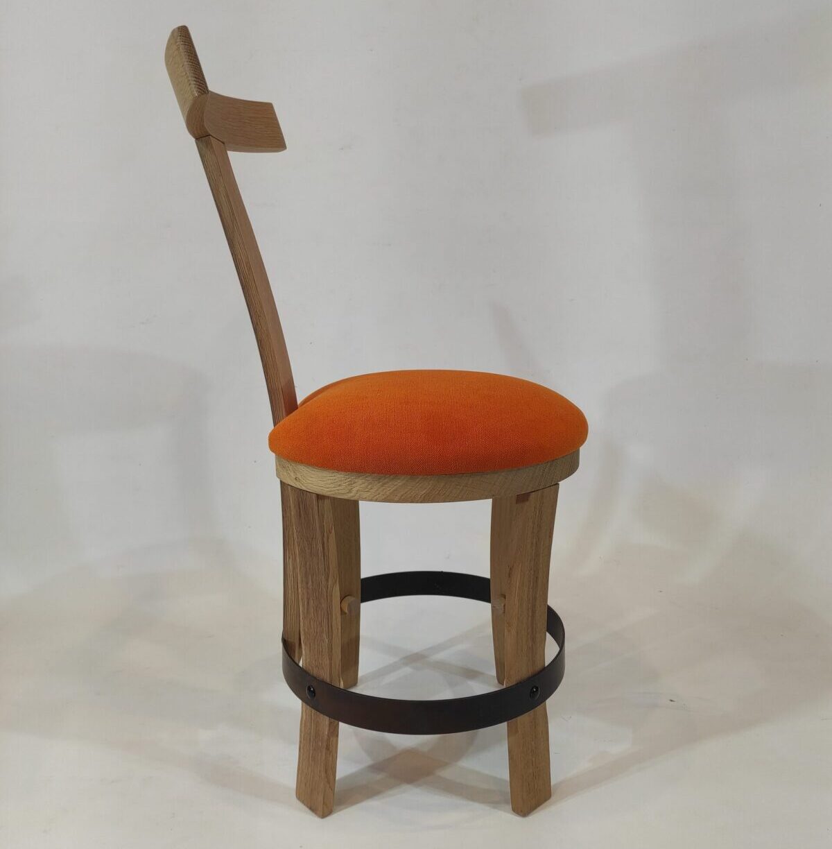 chaise de table brut de fut vue de coté